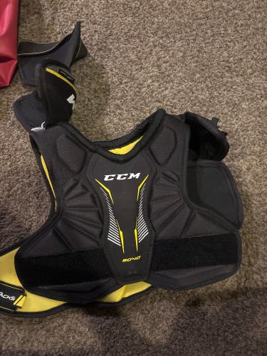Men's Small Junior CCM Tacks 9040 Shoulder Pads (Used)