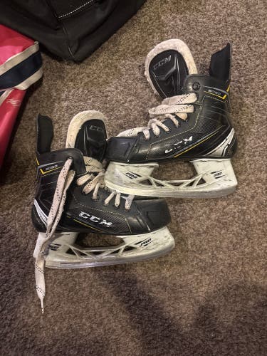 2018 CCM Tacks 9050 Hockey Skates Regular Width Size 2 (Used)