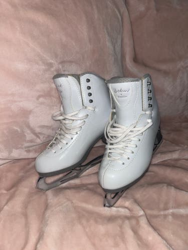 size 5.5 Jackson debut figure skates with legacy 8 blade