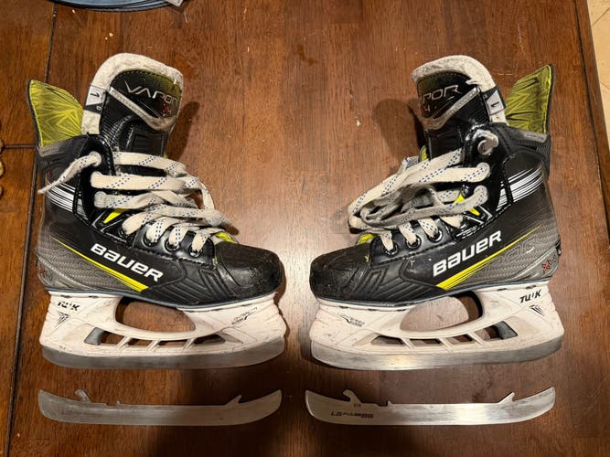 Black/Yellow 2023 Bauer Vapor X4 Hockey Skates Regular Width Size 1 (Used) w/ extra set of LS Pulse