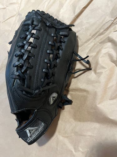 Akadema Apx221 RH Outfield Baseball Glove (Used)