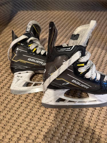 Black/Yellow Bauer Supreme M40 Hockey Skates Extra Wide Width Size 2.5 (Used)