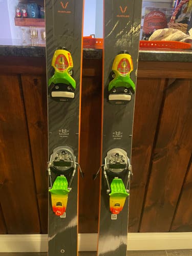 2024 Blizzard Rustler 10 186 cm All Mountain Skis With Bindings Max Din 18 (Used)