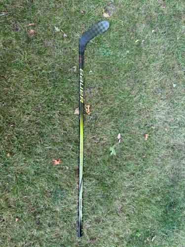 Senior Bauer Vapor Hyperlite 2 Right Handed Hockey Stick P28 70 Flex Pro Stock (Used)