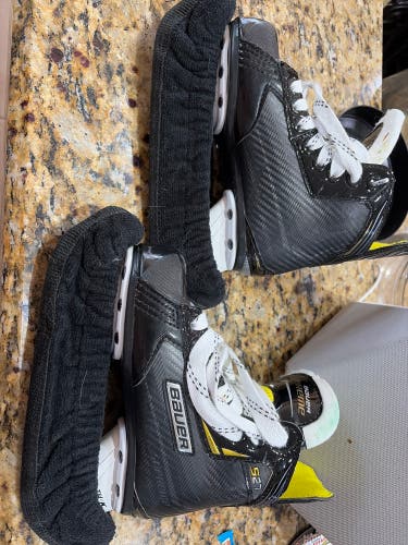 Black Bauer Supreme 27 Hockey Skates Regular Width 11 (Used)