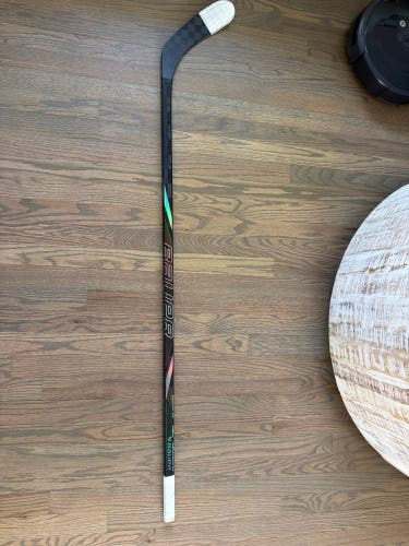 Junior Bauer Vapor Flylite Right Handed Hockey Stick P28 40 Flex (New)