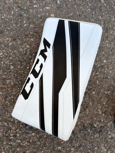 White Junior CCM Extreme Flex 3.5 Goalie Blockers Regular (New)