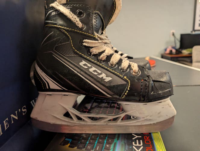 CCM Tacks 9040 Hockey Skates Regular Width 13 (Used)