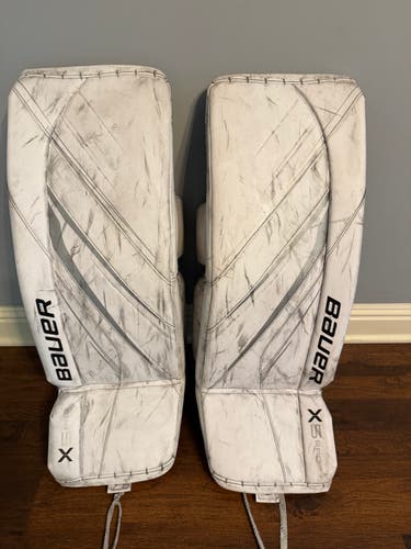 Medium 2024 Bauer Vapor X5 Pro Goalie Leg Pads (Used)
