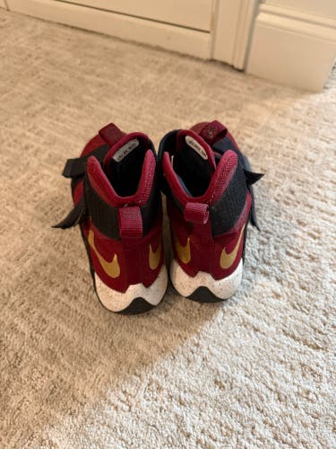 Men's Size M 8.0 (W 9.0) Nike Nike lebron 20 Shoes (Used)