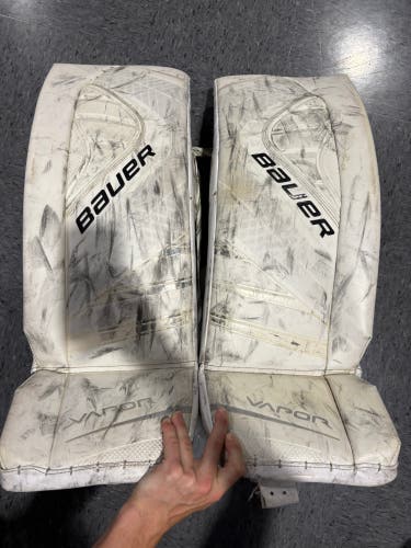 White Medium Intermediate Bauer Vapor X900 Goalie Leg Pads (Used)