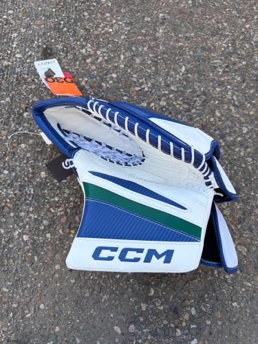 Senior CCM Extreme Flex 7 Pro Goalie Gloves New