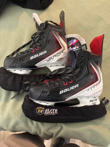 2025 Bauer Vapor Fly30 Hockey Skates Regular Width 7.5 (Used)