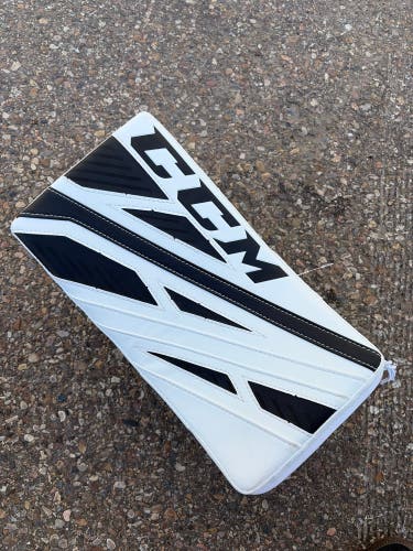 White Intermediate CCM Extreme Flex 4.9 Goalie Blockers Regular (New)