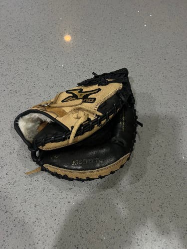 Mizuno RH Catcher's Baseball Glove 32.5" (Used)