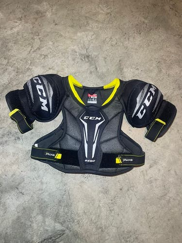 CCM Tacks 9550 Shoulder Pads, Junior Medium (Used)