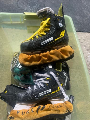 2022 Bauer Supreme M4 Hockey Skates Regular Width Size 3.5 (Used)