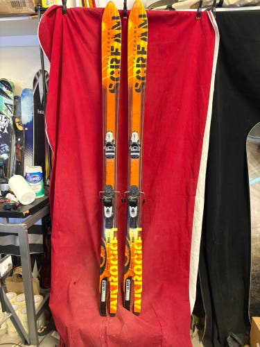 Skis: Salomon Scream Spaceframe all-mountain skis, 195cm
Bindings: Look
Binding Range: 300-345mm
95c