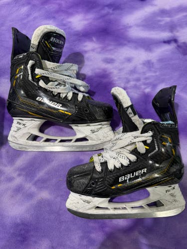 Junior Bauer Supreme M5 Pro Hockey Skates Regular Width Size 2 (Used)