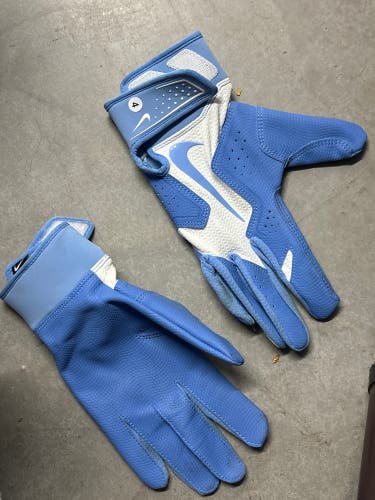 Medium Adult Nike Gloves (New)
