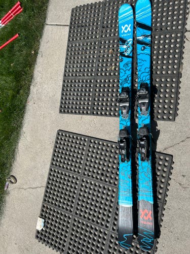 Volkl Revolt 81 168 cm Park Skis (Used) (adjustable bindings)