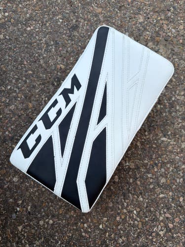 Junior CCM Extreme Flex 4.5 Goalie Glove Regular (New)