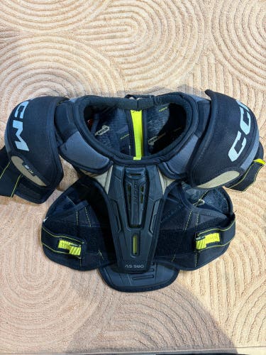 Medium Junior CCM Tacks AS 580 Shoulder Pads (Used)