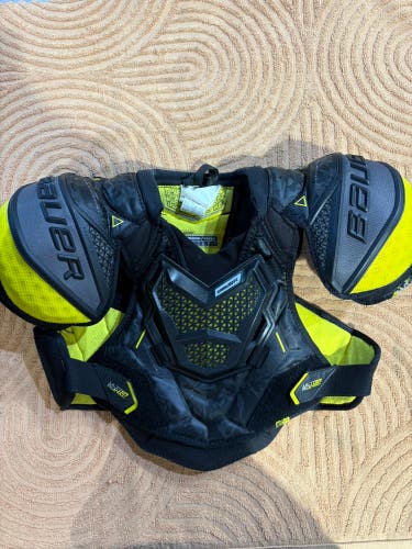 Medium Junior Bauer Supreme Ultrasonic Shoulder Pads (Used)