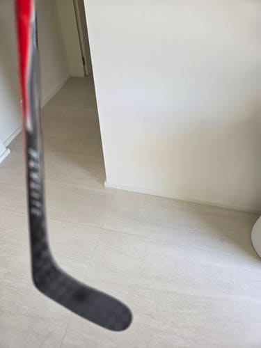 Junior Bauer Vapor Flylite Left Hand Hockey Stick P28 30 Flex (Used)
