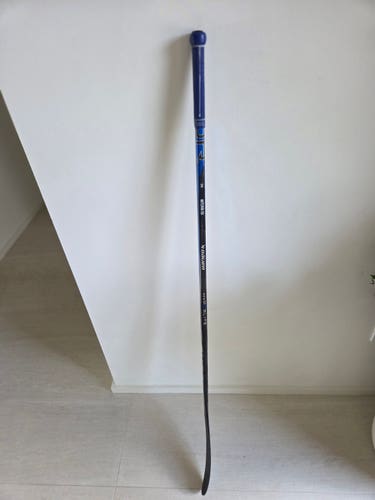 Junior Bauer Vapor Hyperlite 2 Left Hand Hockey Stick P28 40 Flex (Used)