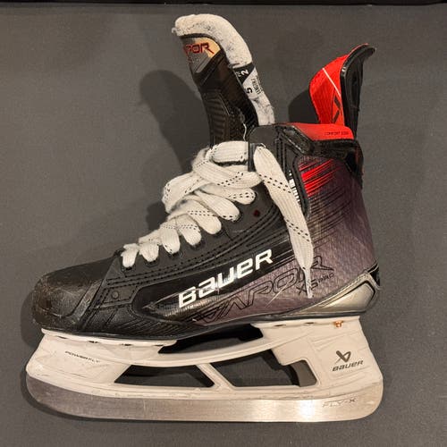2025 Bauer Vapor 5x Pro Hockey Skates Regular Width Size 5 (Used)