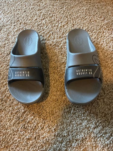 OOFOS Bauer Gray Slides Size 10 Men's (Used)