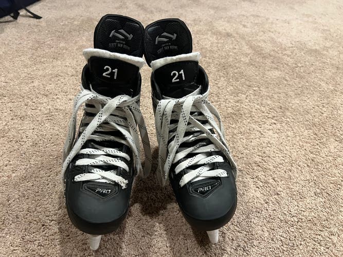 True Catalyst Pro Hockey Skates Size 7 EE  Pro Stock
