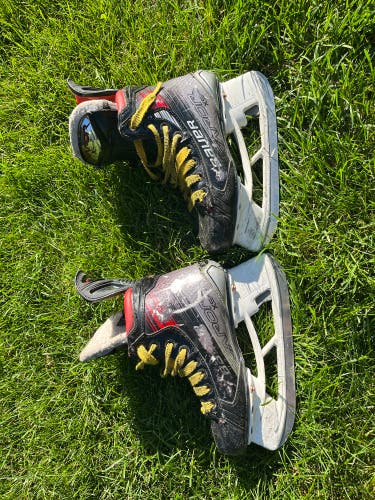 2023 Bauer Vapor X5 Pro Hockey Skates Regular Width Size 2.5 (Used)