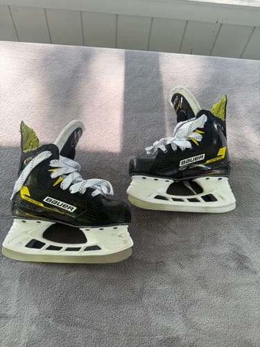 Bauer Supreme Hockey Skates Extra Wide Width Size 3 (Used)