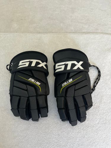 STX Stallion 200 Lacrosse Gloves Size Medium Black/White Sports Equipment