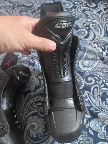 Black 2025 CCM JetSpeed FT890 Hockey Skates Regular Width Size 5.5 (Used)
