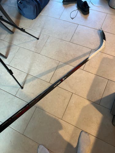 Senior Bauer Vapor X5 Pro Right Handed Hockey Stick P28 77 Flex (Used)