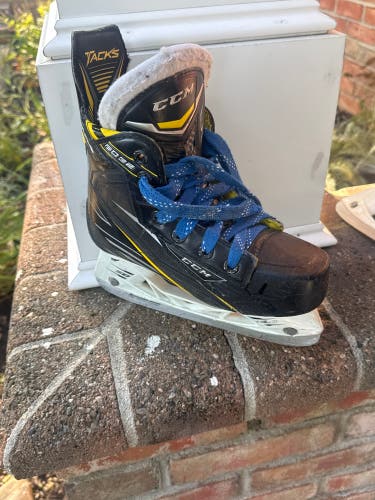 Black/Yellow 2003 CCM Tacks Hockey Skates Size 1.5 (Used)