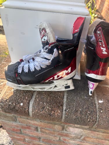 2015 CCM JetSpeed Hockey Skates Size 1.5 (Used)