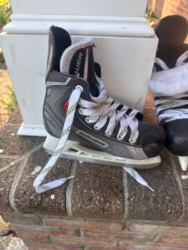 2021 Bauer Vapor Hyperlite Hockey Skates Size 3 (Used)