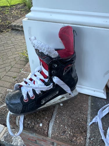 Black 2021 Bauer Vapor Hyperlite Hockey Skates Size 1 (Used)