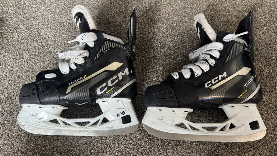 Used Junior CCM Regular Width Size 2.5 Tacks AS-570 Hockey Skates