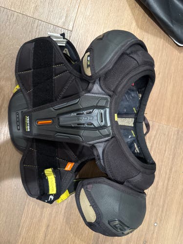 Medium Junior CCM Vector Premier Shoulder Pads (Used)