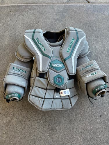 Senior Large Vaughn V10 Pro Carbon Goalie Chest Protector Pro Stock