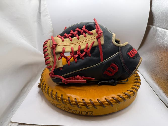 Pitcher's LH Wilson A2000 1789 Baseball Glove 11.5" (Used)