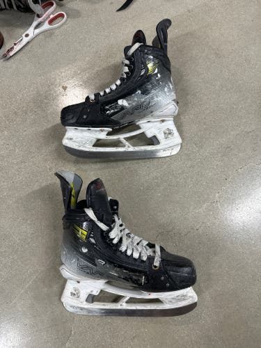 2023 Bauer Vapor Hyperlite 2 Hockey Skates Size 4 (Used)