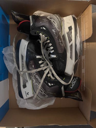 2021 Bauer Vapor Hyperlite Hockey Skates 8 (Used)