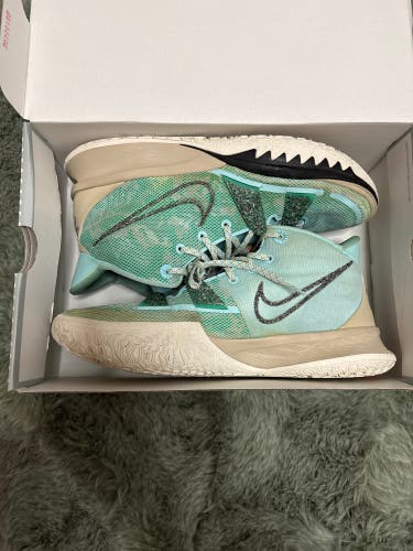 Men's Size M 12.0 (W 13.0) Nike Kyrie 7 Shoes (Used)