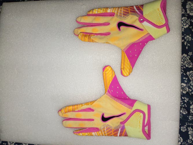 Yellow Small Youth Nike Gloves (New)